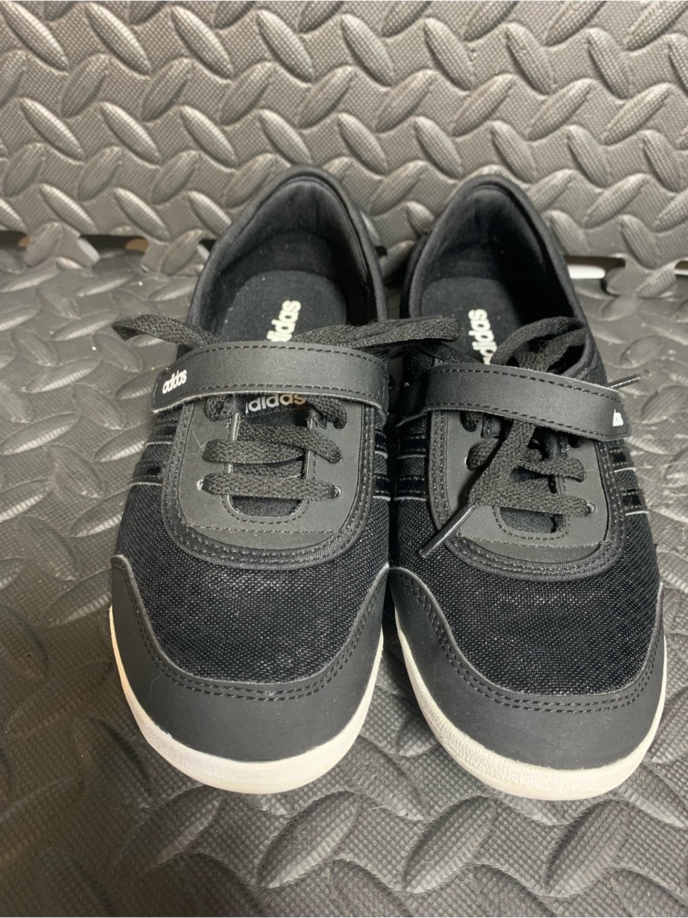 adidas women’sBlack Low-Top Lace & Hook-and-Loop Sneakers. Size 6